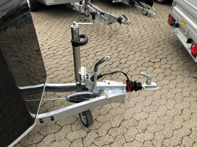 Cheval Liberte Debon Cargo 2 Poly + Türe schwarz Aluräder 1300 kg, 100 km/h, 300x155x168cm - مقطورة صندوق مغلق: صورة 2 Cheval Liberte Debon Cargo 2 Poly + Türe schwarz Aluräder 1300 kg, 100 km/h, 300x155x168cm - مقطورة صندوق مغلق: صورة 2