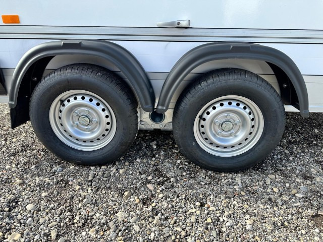 Cheval Liberte Debon Roadster 500 Sandwich Verkaufsklappe 2600 kg, 100 km/h, 320x167x200cm - مقطورة صندوق مغلق: صورة 4 Cheval Liberte Debon Roadster 500 Sandwich Verkaufsklappe 2600 kg, 100 km/h, 320x167x200cm - مقطورة صندوق مغلق: صورة 4