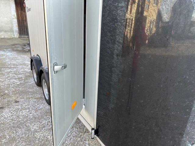 Cheval Liberte Debon Roadster 800 Alu + Türe 3500 kg, 100 km/h, 435x202x202cm - مقطورة صندوق مغلق: صورة 5 Cheval Liberte Debon Roadster 800 Alu + Türe 3500 kg, 100 km/h, 435x202x202cm - مقطورة صندوق مغلق: صورة 5