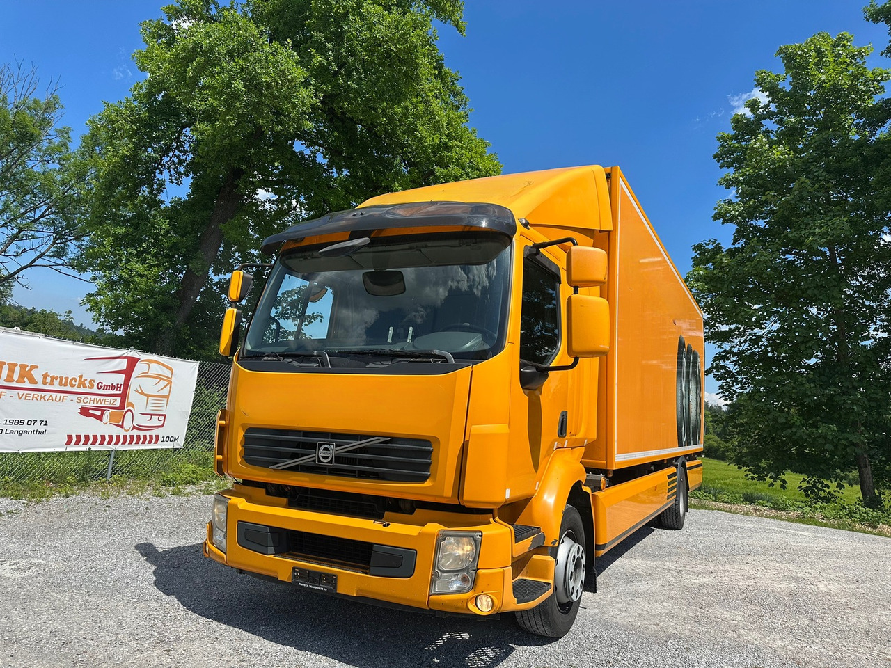 VOLVO FL 2404x2 - شاحنة مقفلة: صورة 1 VOLVO FL 2404x2 - شاحنة مقفلة: صورة 1
