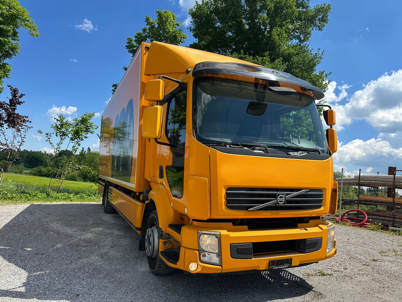 VOLVO FL 2404x2 - شاحنة مقفلة: صورة 2 VOLVO FL 2404x2 - شاحنة مقفلة: صورة 2