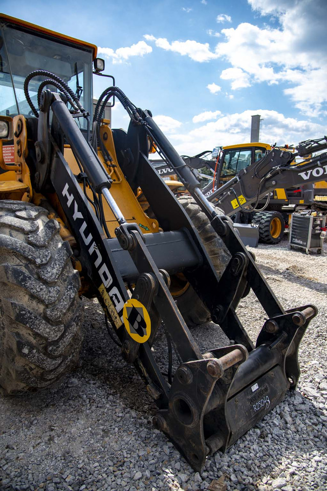 اللودر بعجل HYUNDAI HL740TM-7 for parts: صورة 14