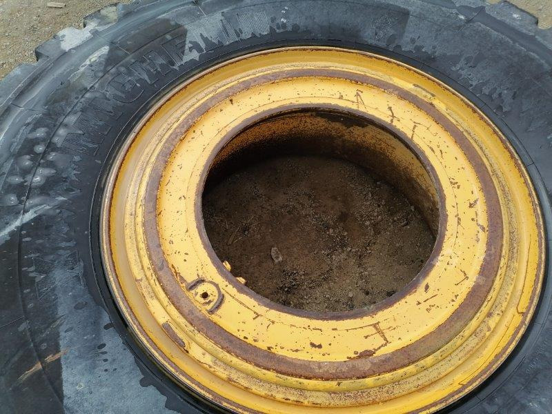 Tires with rims Euclid R36 haul - قطع غيار - شاحنة قلاب صلبة: صورة 1 Tires with rims Euclid R36 haul - قطع غيار - شاحنة قلاب صلبة: صورة 1