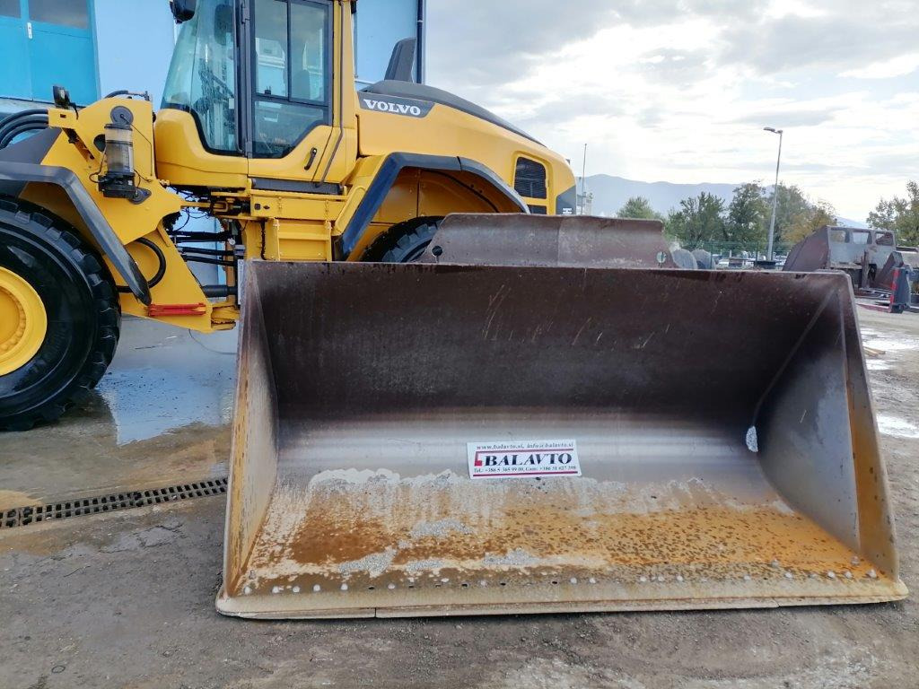 VOLVO loader bucket 2800 mm - بكت شيول - اللودر بعجل: صورة 1 VOLVO loader bucket 2800 mm - بكت شيول - اللودر بعجل: صورة 1