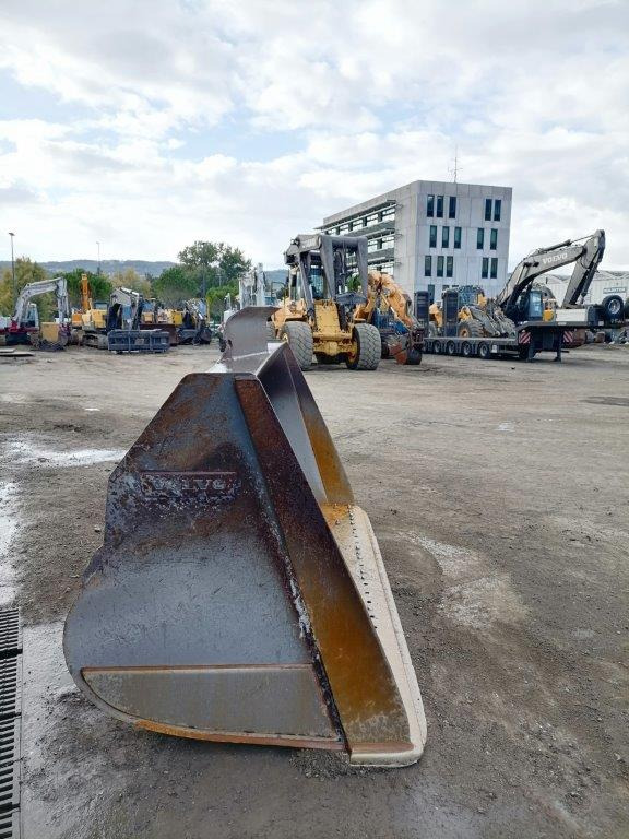 VOLVO loader bucket 2800 mm - بكت شيول - اللودر بعجل: صورة 3 VOLVO loader bucket 2800 mm - بكت شيول - اللودر بعجل: صورة 3