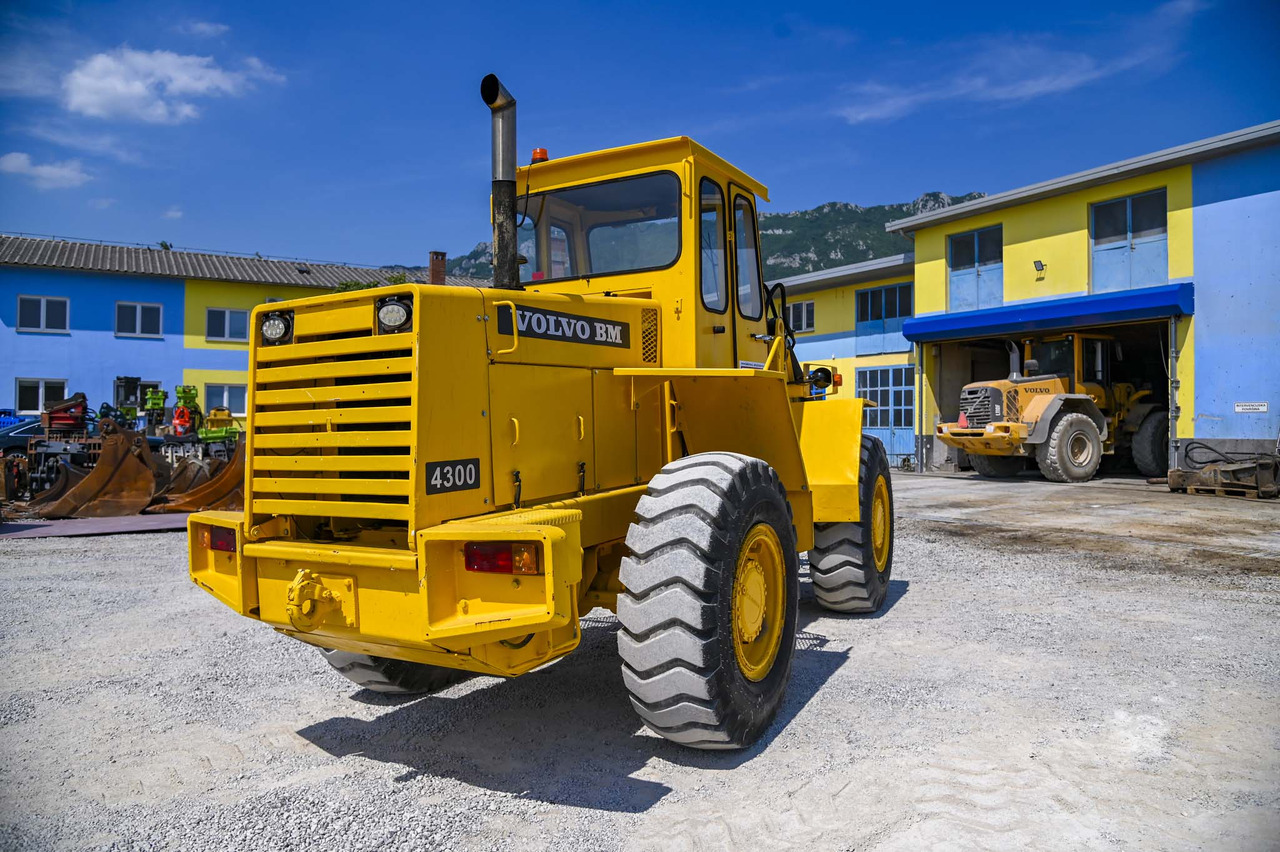 اللودر بعجل Volvo BM4300: صورة 8