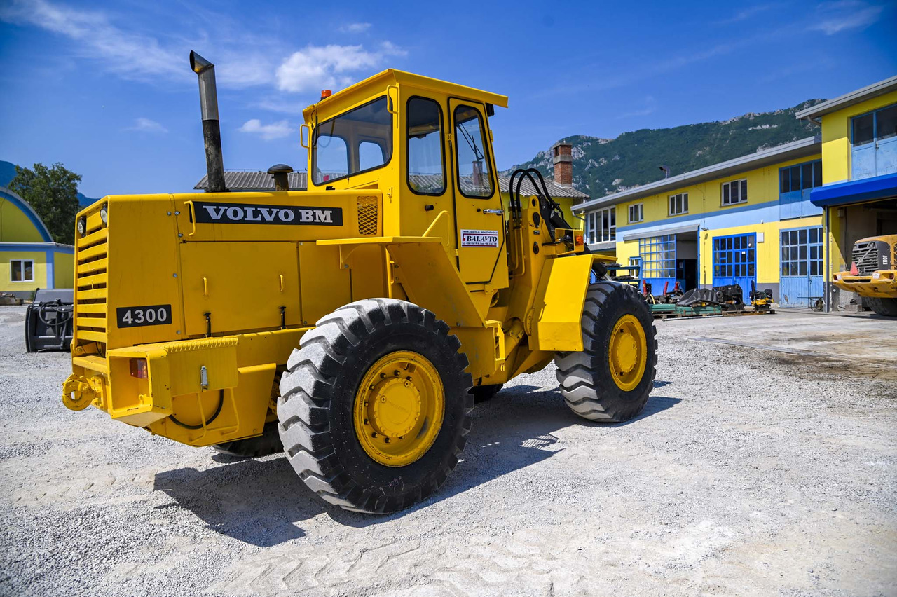اللودر بعجل Volvo BM4300: صورة 9