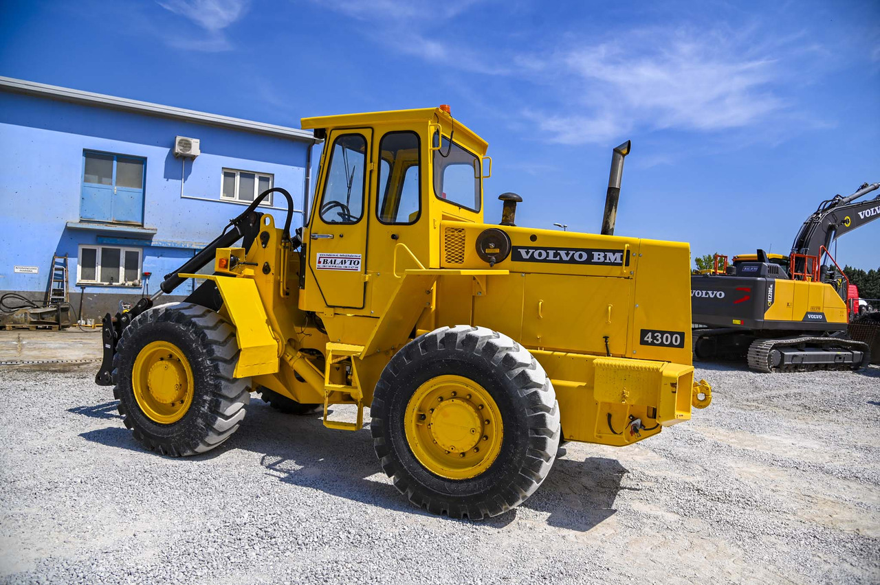 اللودر بعجل Volvo BM4300: صورة 5