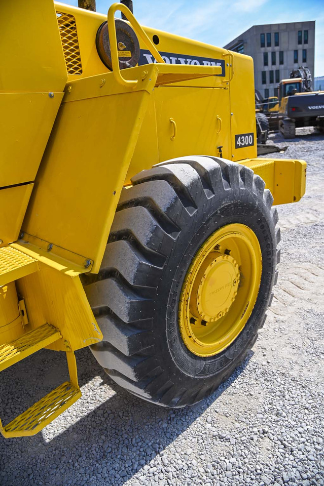 اللودر بعجل Volvo BM4300: صورة 24