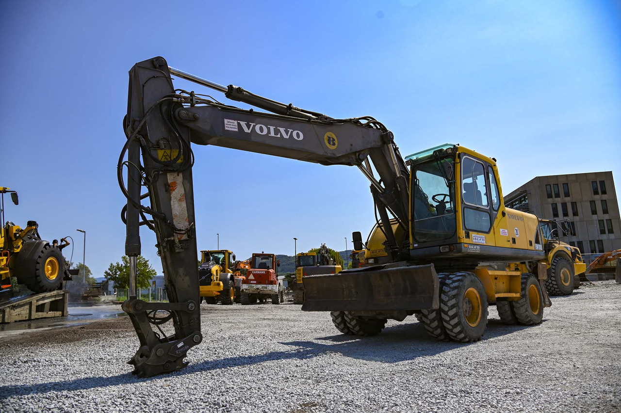 Volvo EW180B - حفارة دولاب: صورة 1 Volvo EW180B - حفارة دولاب: صورة 1