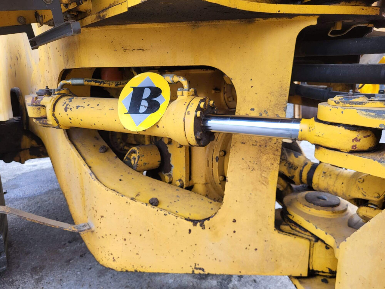 Volvo hydraulic cylinder - اسطوانة هيدروليكية - تركس: صورة 1 Volvo hydraulic cylinder - اسطوانة هيدروليكية - تركس: صورة 1