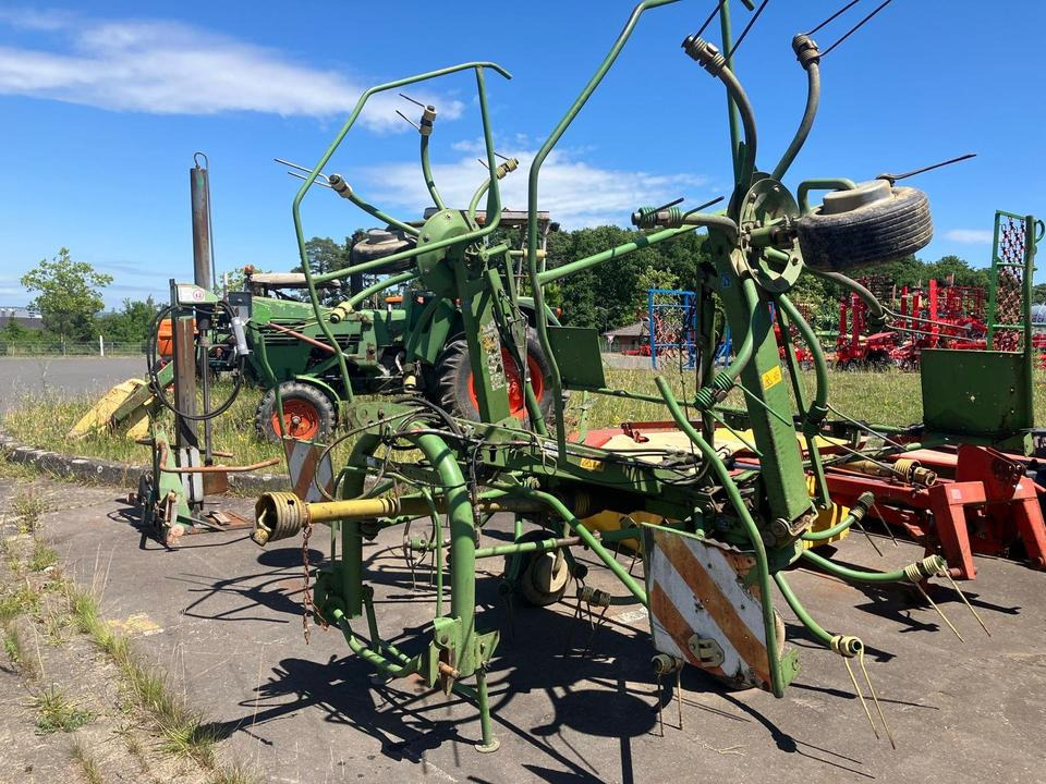 Krone KW 5.50 Wender, Heuer, Zetter hydr. Grenzstreueinrichtung - آلة تيبيس العشب/ آلة جمع العشب: صورة 1 Krone KW 5.50 Wender, Heuer, Zetter hydr. Grenzstreueinrichtung - آلة تيبيس العشب/ آلة جمع العشب: صورة 1