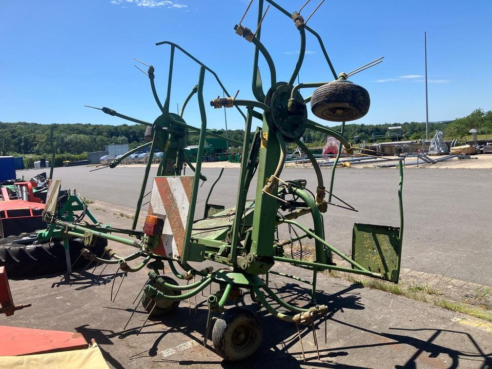 Krone KW 5.50 Wender, Heuer, Zetter hydr. Grenzstreueinrichtung - آلة تيبيس العشب/ آلة جمع العشب: صورة 3 Krone KW 5.50 Wender, Heuer, Zetter hydr. Grenzstreueinrichtung - آلة تيبيس العشب/ آلة جمع العشب: صورة 3