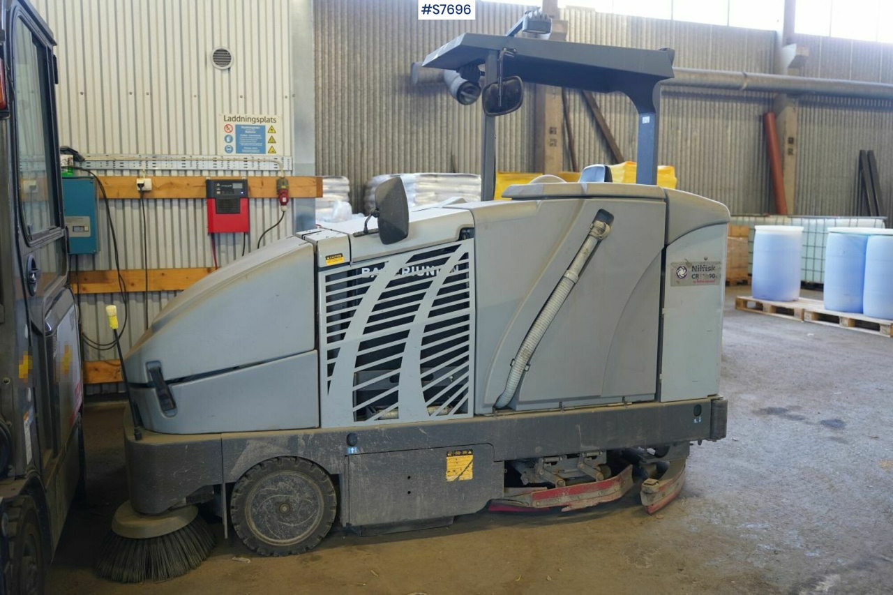 Cleaning machine Nilfisk CR1200 rep.object - سياره كنس شوارع: صورة 1 Cleaning machine Nilfisk CR1200 rep.object - سياره كنس شوارع: صورة 1