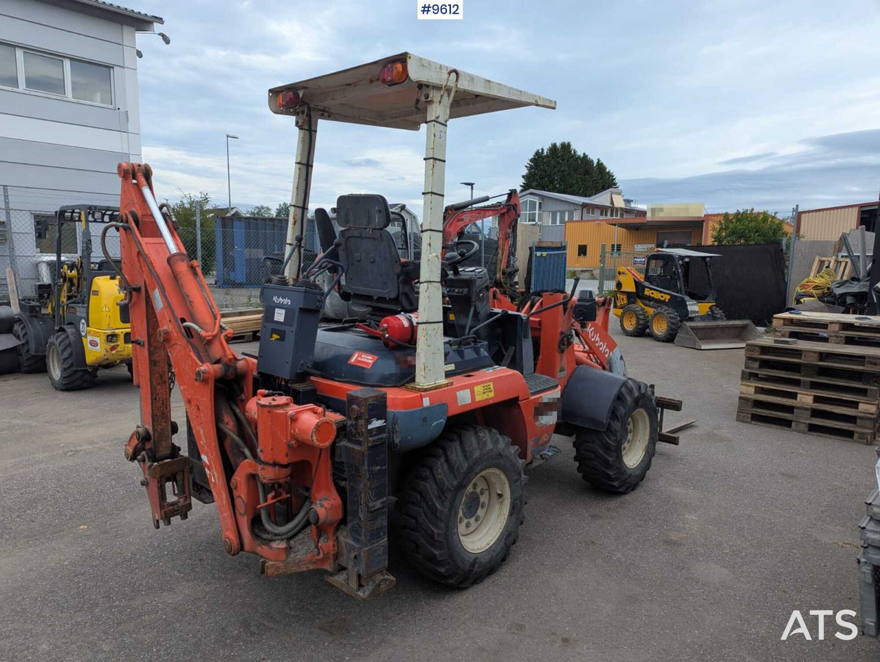 Kubota backhoe loader - جرافة حفار: صورة 4 Kubota backhoe loader - جرافة حفار: صورة 4