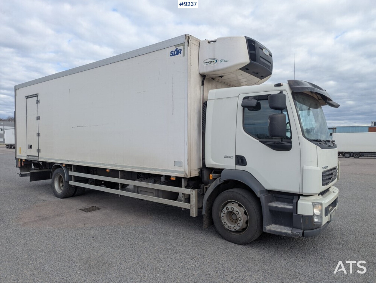 Refrigerated Box truck Volvo FL 260 4X2 with tail lift (SEE VIDEO) - شاحنة الفريزر: صورة 2 Refrigerated Box truck Volvo FL 260 4X2 with tail lift (SEE VIDEO) - شاحنة الفريزر: صورة 2