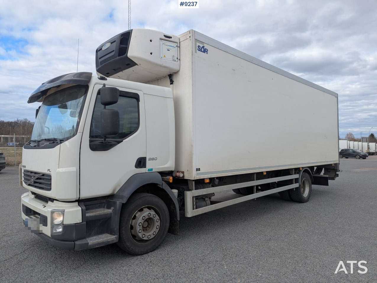 Refrigerated Box truck Volvo FL 260 4X2 with tail lift (SEE VIDEO) - شاحنة الفريزر: صورة 1 Refrigerated Box truck Volvo FL 260 4X2 with tail lift (SEE VIDEO) - شاحنة الفريزر: صورة 1