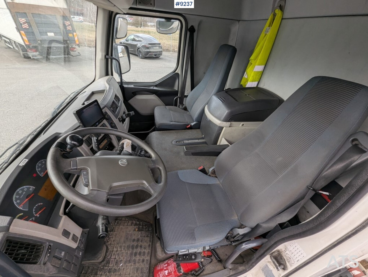 Refrigerated Box truck Volvo FL 260 4X2 with tail lift (SEE VIDEO) - شاحنة الفريزر: صورة 5 Refrigerated Box truck Volvo FL 260 4X2 with tail lift (SEE VIDEO) - شاحنة الفريزر: صورة 5