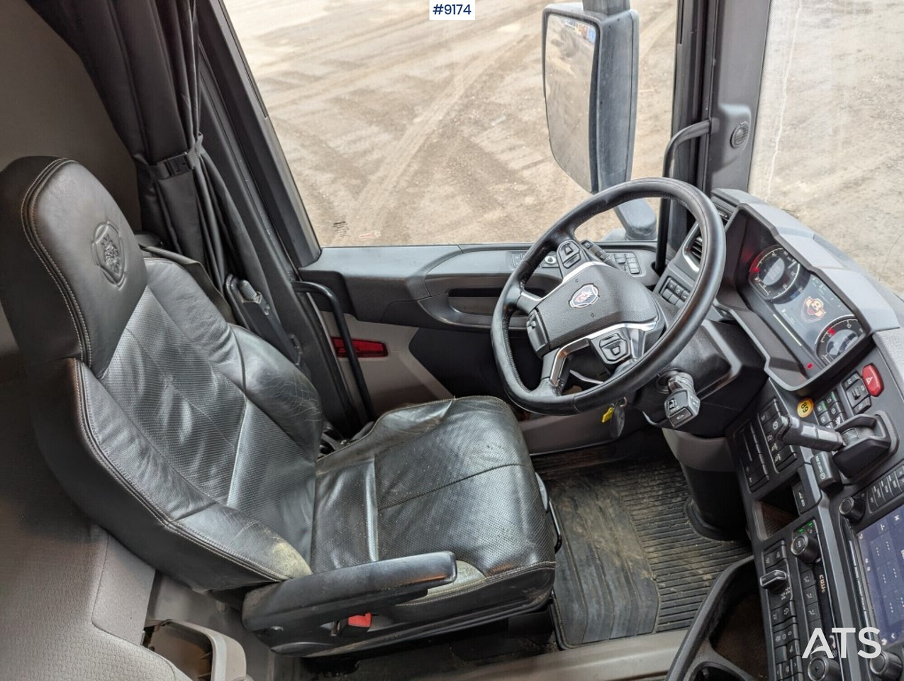 Interior photo 1: شاحنة قطع الأشجار Timber truck Scania R730 6X4