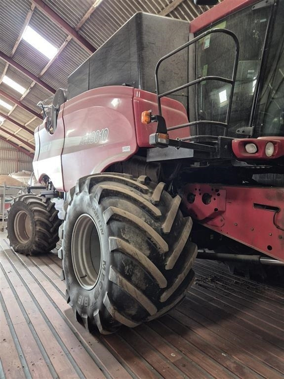 Case IH Axial-Flow 8010 MacDon skærebord - حصادة موحَّدة: صورة 1 Case IH Axial-Flow 8010 MacDon skærebord - حصادة موحَّدة: صورة 1