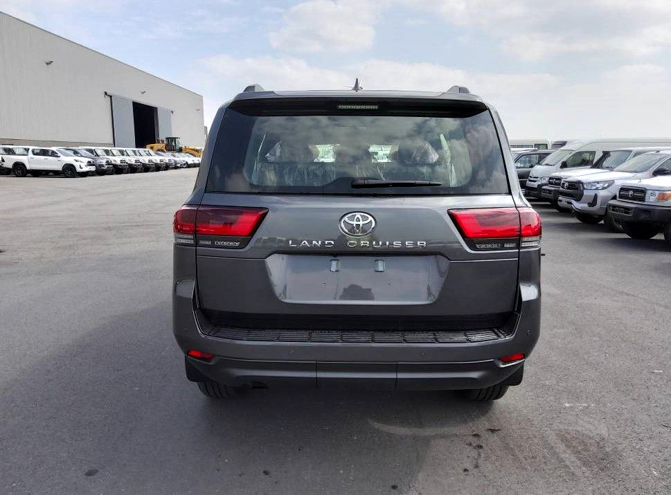Toyota Land Cruiser 300 V6 VXR ZX 7 SEATERS / PLACES 3.5L Petrol Automatic AEOB - سيارة: صورة 4 Toyota Land Cruiser 300 V6 VXR ZX 7 SEATERS / PLACES 3.5L Petrol Automatic AEOB - سيارة: صورة 4