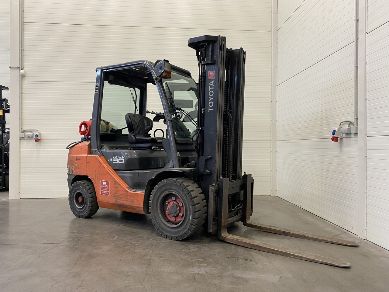 Toyota 02-8FGF30 - رافعة شوكية تعمل بالغاز: صورة 3 Toyota 02-8FGF30 - رافعة شوكية تعمل بالغاز: صورة 3