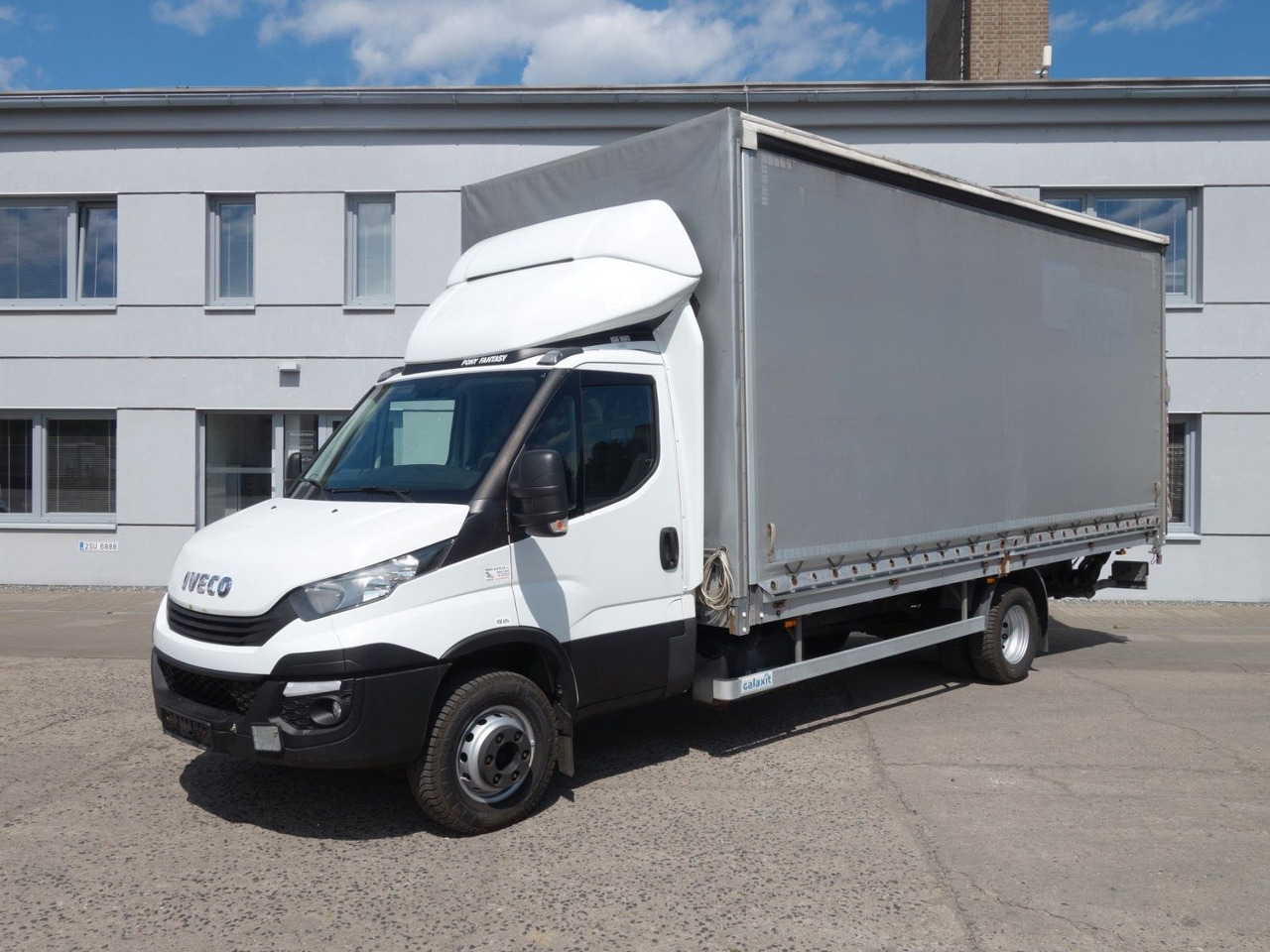 Iveco Daily 70C18 mit LBW - شاحنة ستارة جانبية: صورة 1 Iveco Daily 70C18 mit LBW - شاحنة ستارة جانبية: صورة 1