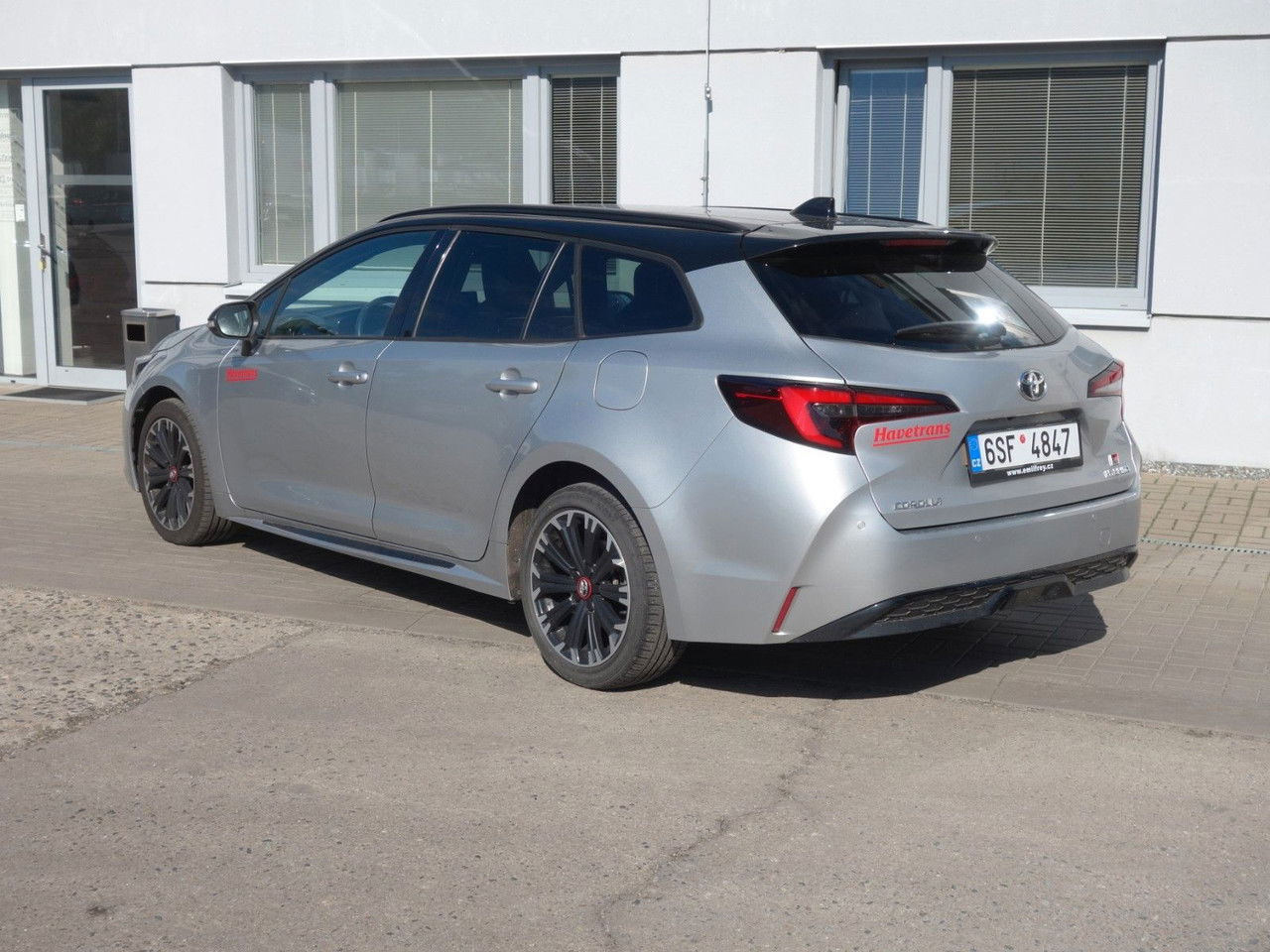Toyota Corolla Touring 2,0 Hybrid GR Sport - سيارة ستيشن: صورة 4 Toyota Corolla Touring 2,0 Hybrid GR Sport - سيارة ستيشن: صورة 4