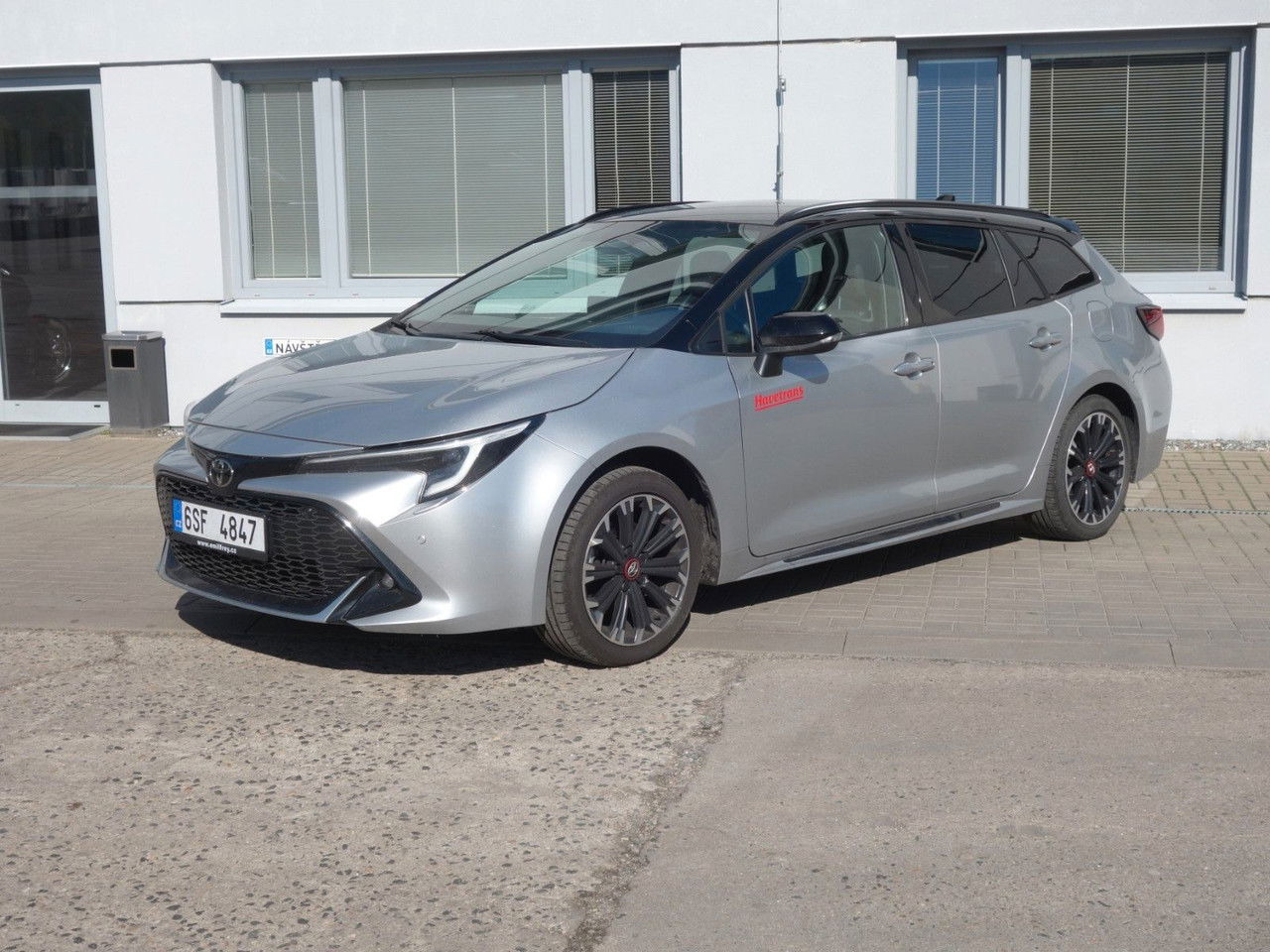 Toyota Corolla Touring 2,0 Hybrid GR Sport - سيارة ستيشن: صورة 1 Toyota Corolla Touring 2,0 Hybrid GR Sport - سيارة ستيشن: صورة 1