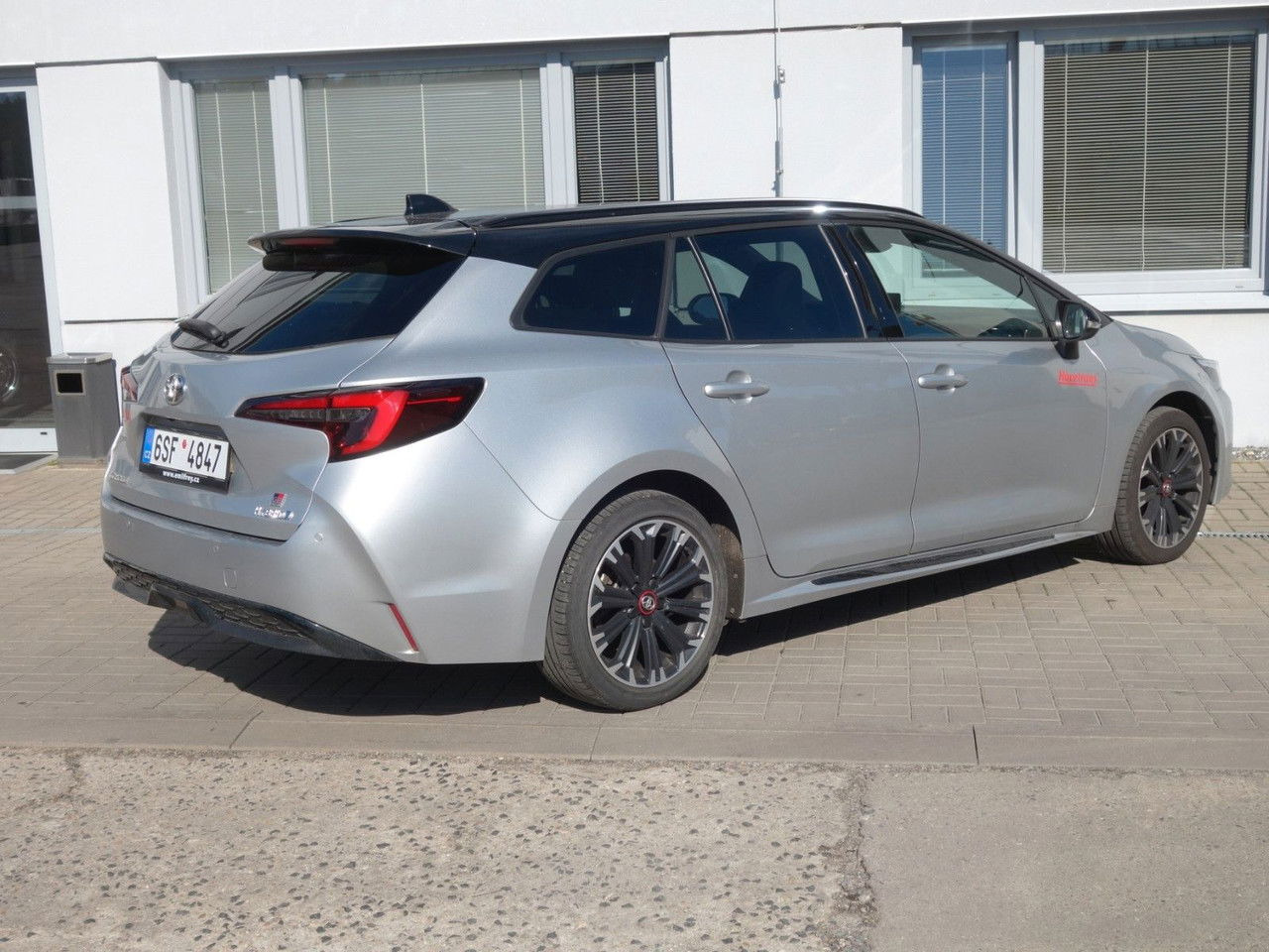 Toyota Corolla Touring 2,0 Hybrid GR Sport - سيارة ستيشن: صورة 5 Toyota Corolla Touring 2,0 Hybrid GR Sport - سيارة ستيشن: صورة 5