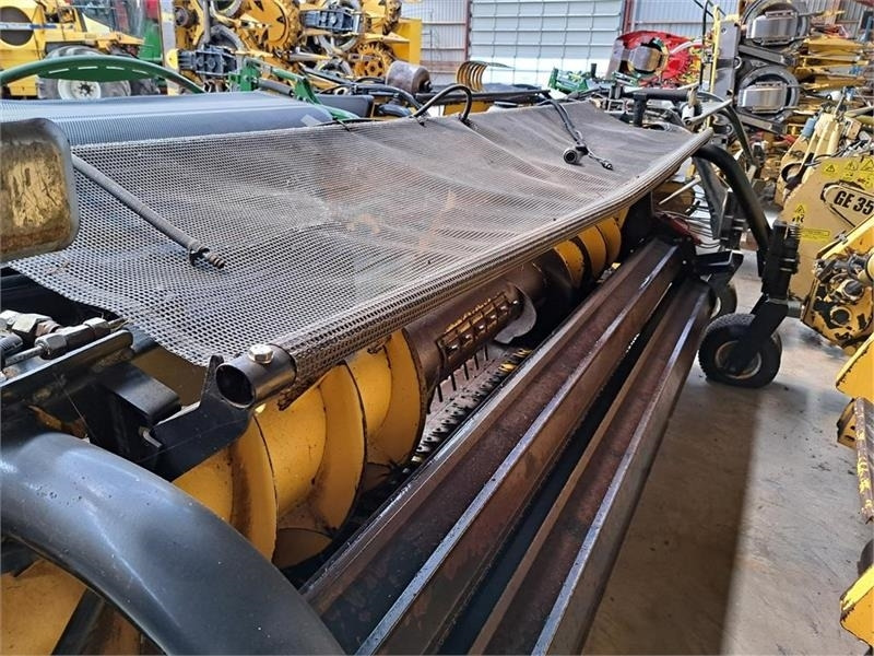 New Holland 283 Header - معدات تيبيس التبن: صورة 3 New Holland 283 Header - معدات تيبيس التبن: صورة 3