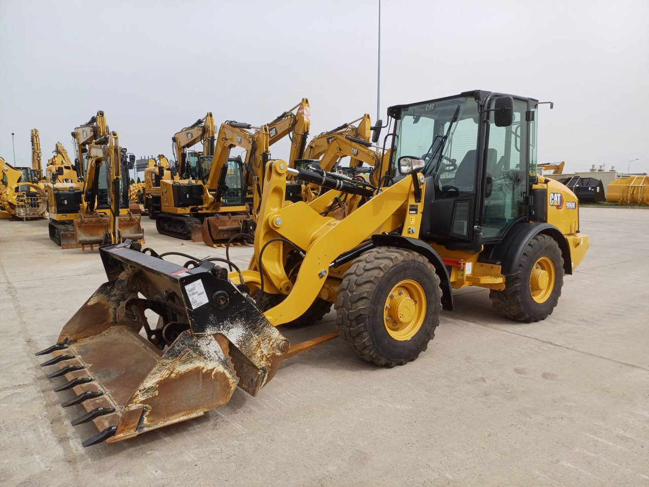 CAT 906M - اللودر بعجل: صورة 1 CAT 906M - اللودر بعجل: صورة 1