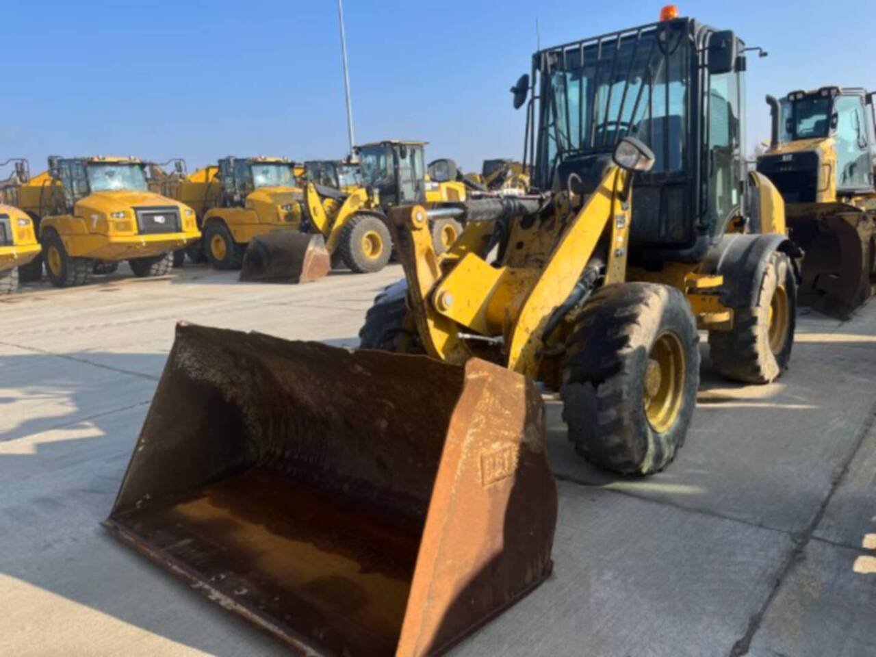 CAT 908M - اللودر بعجل: صورة 1 CAT 908M - اللودر بعجل: صورة 1