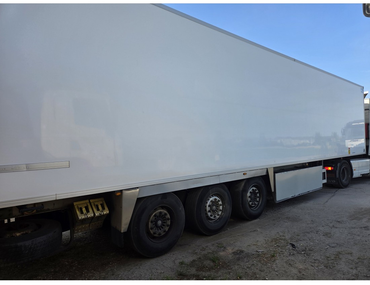 FRUHEAUF FST4 REFRIGERATED SEMITRAILER 3 AXLE MEAT RAILS THERMOKING SLX E 300 30 - نصف مقطورة مُبرِّدة: صورة 2 FRUHEAUF FST4 REFRIGERATED SEMITRAILER 3 AXLE MEAT RAILS THERMOKING SLX E 300 30 - نصف مقطورة مُبرِّدة: صورة 2