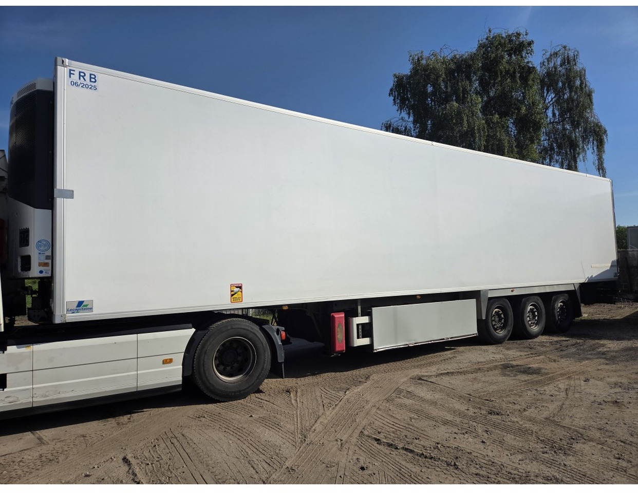 FRUHEAUF FST4 REFRIGERATED SEMITRAILER 3 AXLE MEAT RAILS THERMOKING SLX E 300 30 - نصف مقطورة مُبرِّدة: صورة 1 FRUHEAUF FST4 REFRIGERATED SEMITRAILER 3 AXLE MEAT RAILS THERMOKING SLX E 300 30 - نصف مقطورة مُبرِّدة: صورة 1
