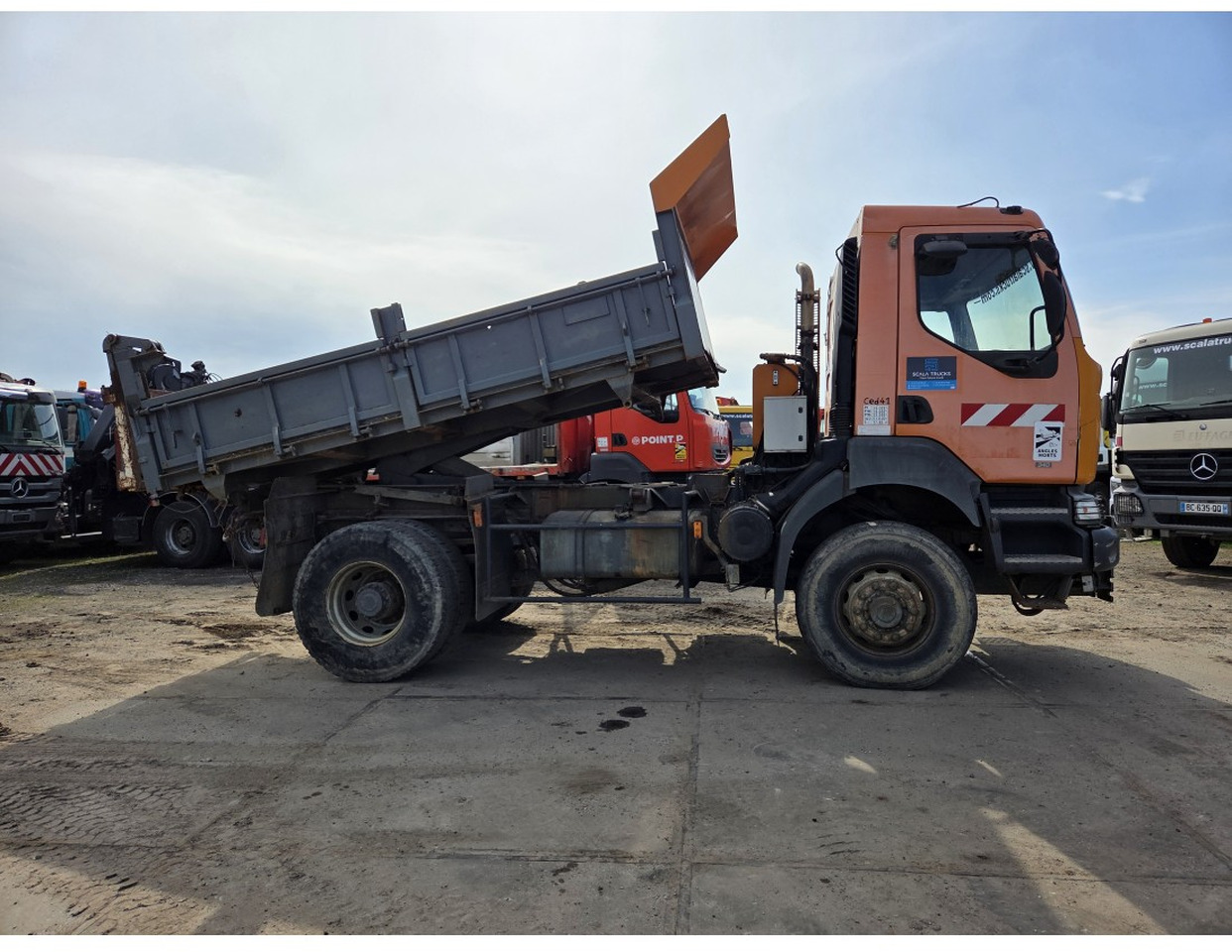 Renault Kerax 340 4x4 Tipper Manual Gearbox Mechanical pump Pompe Mecanique - شاحنة قلاب: صورة 5 Renault Kerax 340 4x4 Tipper Manual Gearbox Mechanical pump Pompe Mecanique - شاحنة قلاب: صورة 5