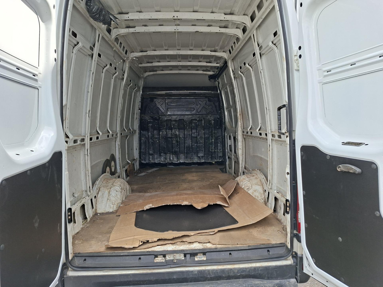 IVECO Daily 35S13V - ميكروباص: صورة 5 IVECO Daily 35S13V - ميكروباص: صورة 5