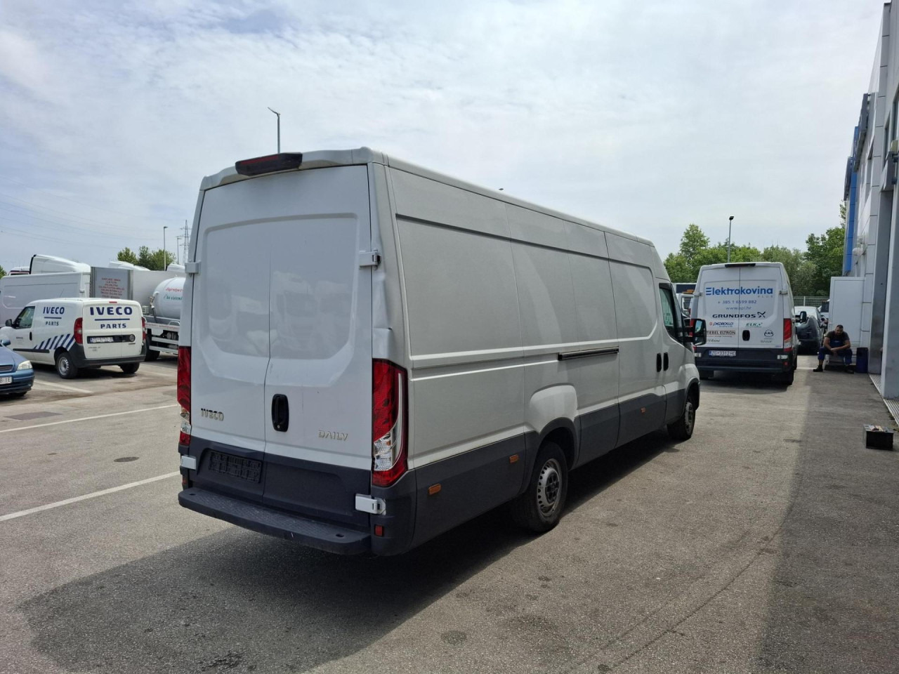 IVECO Daily 35S16V - ميكروباص: صورة 4 IVECO Daily 35S16V - ميكروباص: صورة 4