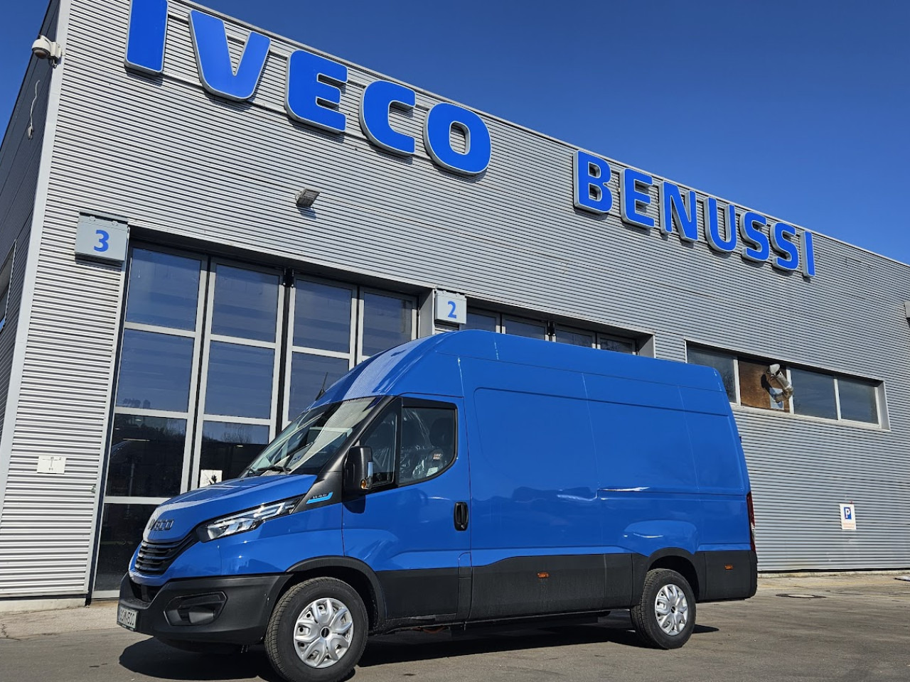 IVECO Daily ELEKTRIČNI 35 C 18H - ميكروباص, فان كهربائية: صورة 1 IVECO Daily ELEKTRIČNI 35 C 18H - ميكروباص, فان كهربائية: صورة 1