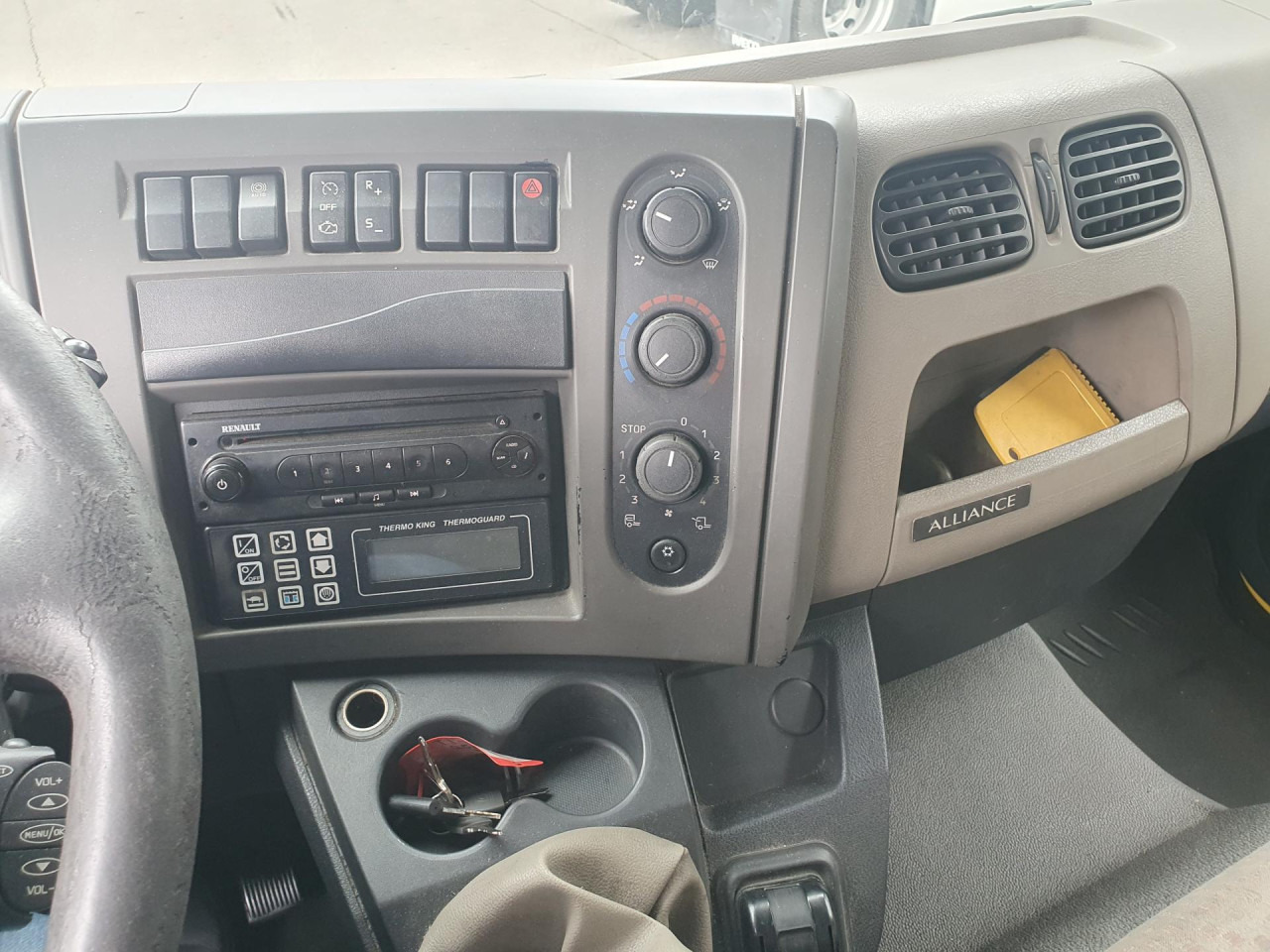 RENAULT Midlum 220.12 - شاحنة الفريزر: صورة 2 RENAULT Midlum 220.12 - شاحنة الفريزر: صورة 2