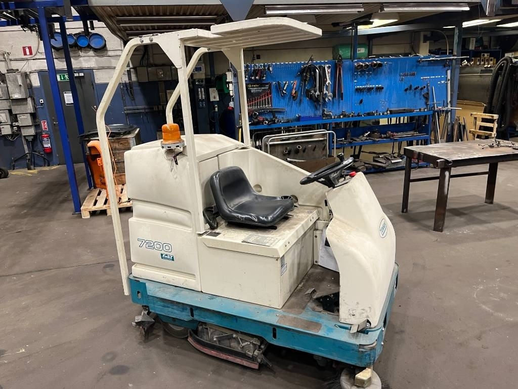 Tennant 7200 - ماكينة فرك وتجفيف: صورة 1 Tennant 7200 - ماكينة فرك وتجفيف: صورة 1