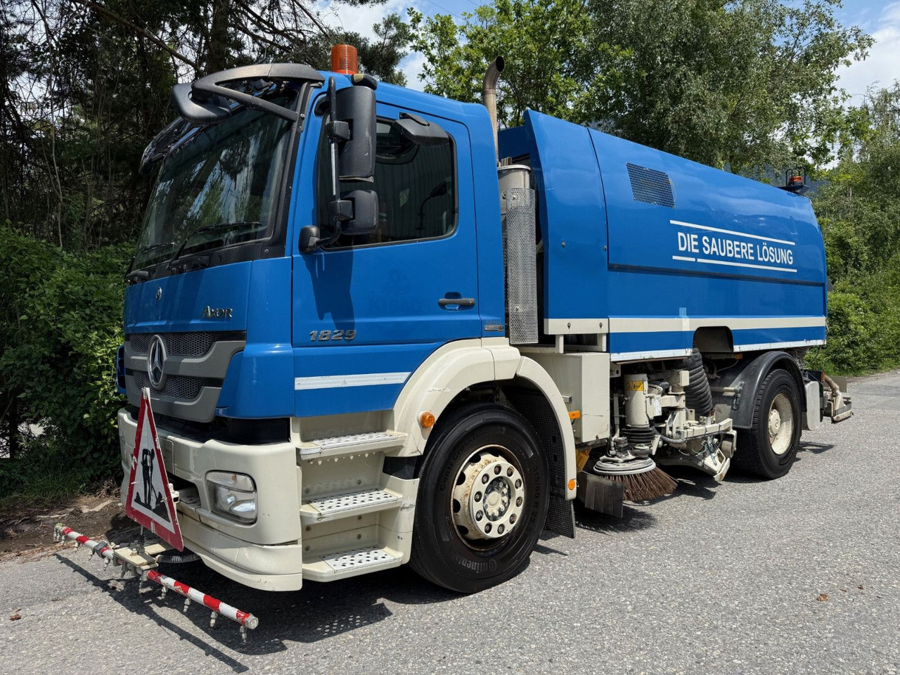 Mercedes-Benz Axor 1829 4x2, E5, EPS, RHD, Faun Kehrmaschine - سياره كنس شوارع: صورة 2 Mercedes-Benz Axor 1829 4x2, E5, EPS, RHD, Faun Kehrmaschine - سياره كنس شوارع: صورة 2