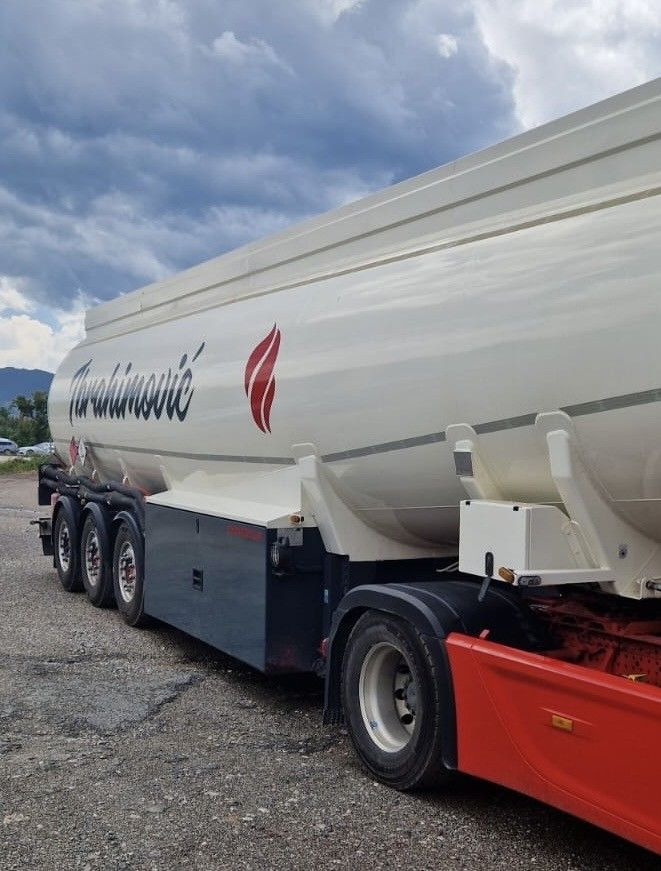 Schwarzmüller ADR, Diesel/Benzin Treibstoff, oben/unten, 3Kamm - نصف مقطورة صهريج: صورة 5 Schwarzmüller ADR, Diesel/Benzin Treibstoff, oben/unten, 3Kamm - نصف مقطورة صهريج: صورة 5
