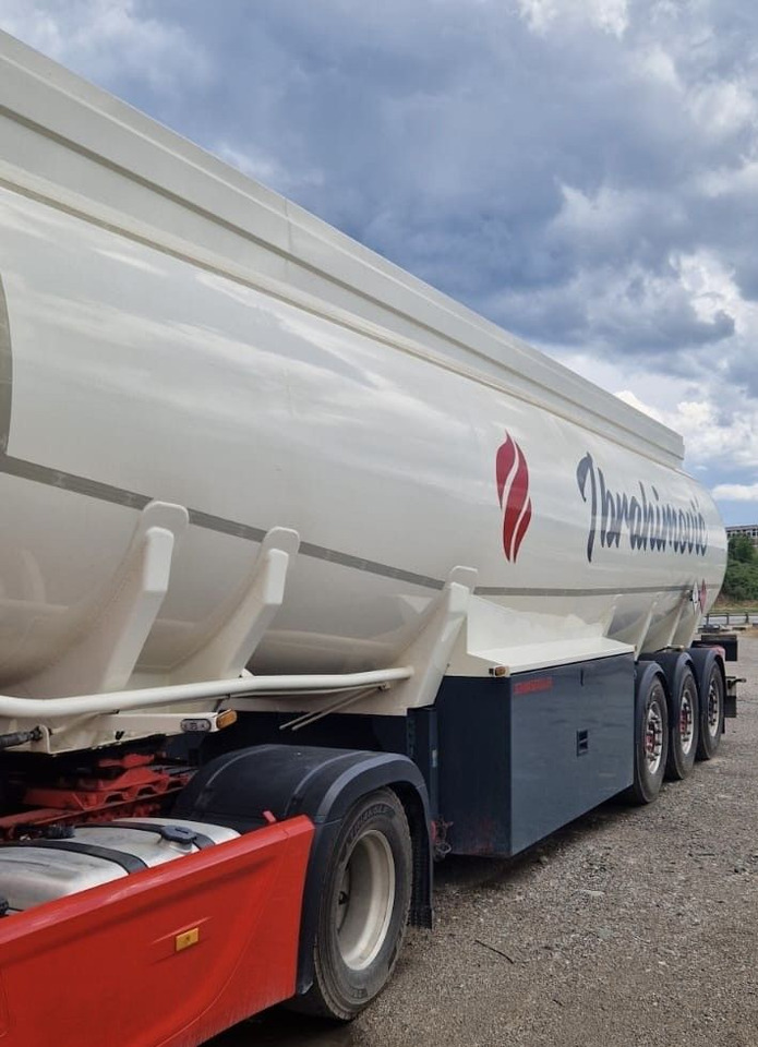 Schwarzmüller ADR, Diesel/Benzin Treibstoff, oben/unten, 3Kamm - نصف مقطورة صهريج: صورة 4 Schwarzmüller ADR, Diesel/Benzin Treibstoff, oben/unten, 3Kamm - نصف مقطورة صهريج: صورة 4