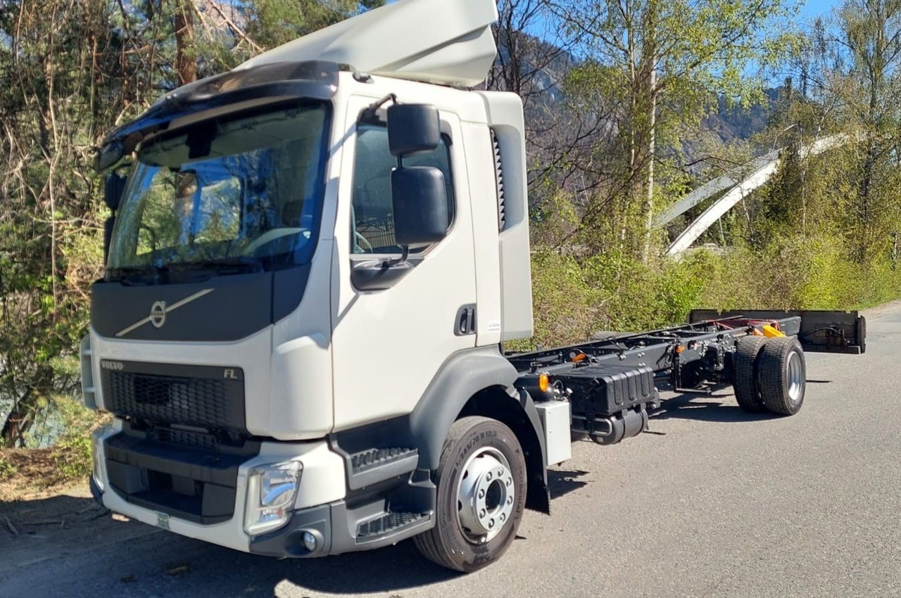 Volvo FL280 4x2, E6, Wohnwagen + 2 Pferdeplaetze Volvo FL280 4x2, E6, 7.40m Chassis, Fahrgestell - شاحنة نقل خيل: صورة 1 Volvo FL280 4x2, E6, Wohnwagen + 2 Pferdeplaetze Volvo FL280 4x2, E6, 7.40m Chassis, Fahrgestell - شاحنة نقل خيل: صورة 1
