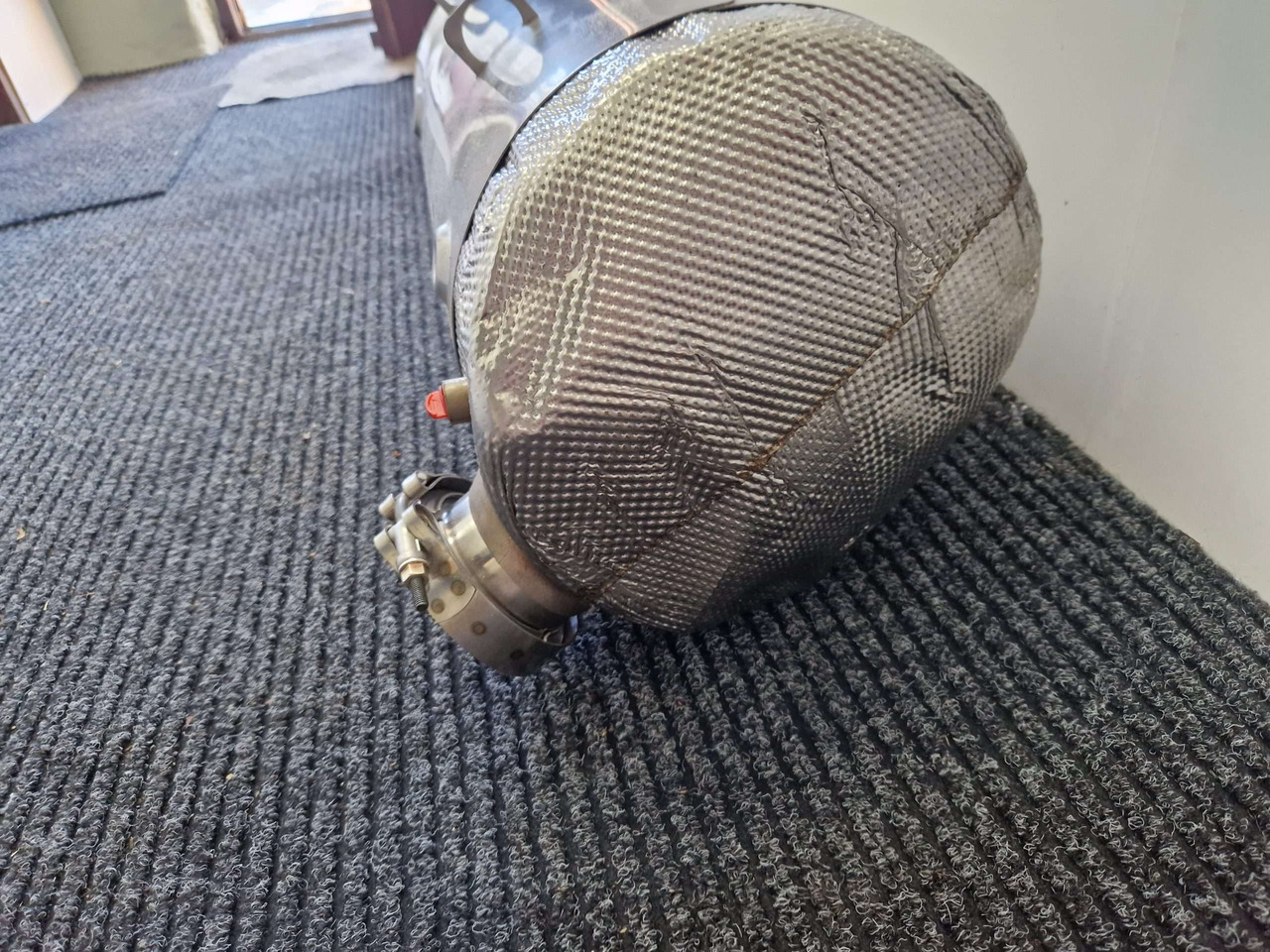 Exhaust silencer JCB 320/B6251 SCR Adblue - المحرك و قطع الغيار - آلات البناء: صورة 3 Exhaust silencer JCB 320/B6251 SCR Adblue - المحرك و قطع الغيار - آلات البناء: صورة 3