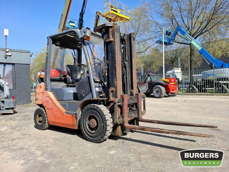 Toyota 02-8FGF20 - رافعة شوكية تعمل بالغاز: صورة 2 Toyota 02-8FGF20 - رافعة شوكية تعمل بالغاز: صورة 2