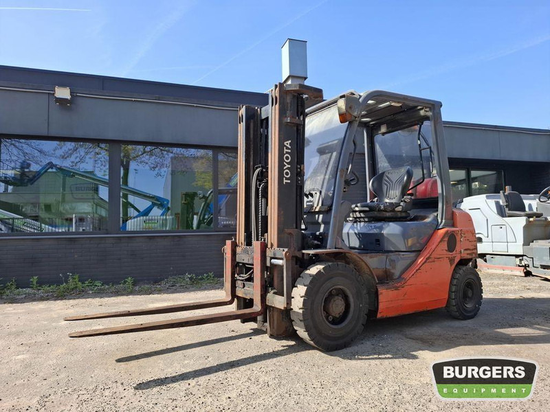 Toyota 02-8FGF20 - رافعة شوكية تعمل بالغاز: صورة 1 Toyota 02-8FGF20 - رافعة شوكية تعمل بالغاز: صورة 1