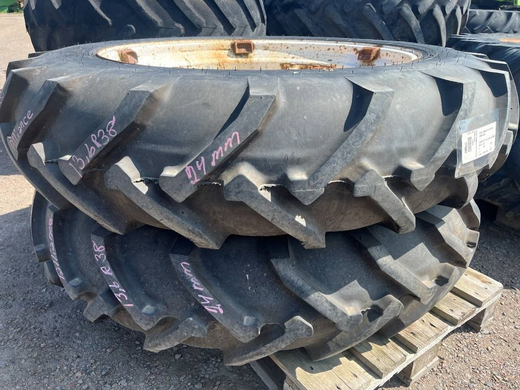 Alliance 13,6-38 Däck På Ford fälg  - إطارات - الآلات الزراعية: صورة 1 Alliance 13,6-38 Däck På Ford fälg  - إطارات - الآلات الزراعية: صورة 1