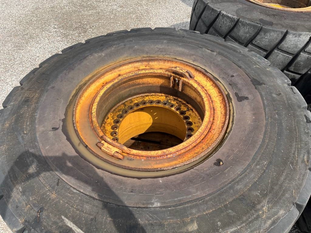 Bridgestone Regummerade 875/65R29 på Volvo L220 fälg - عجلات: صورة 4 Bridgestone Regummerade 875/65R29 på Volvo L220 fälg - عجلات: صورة 4